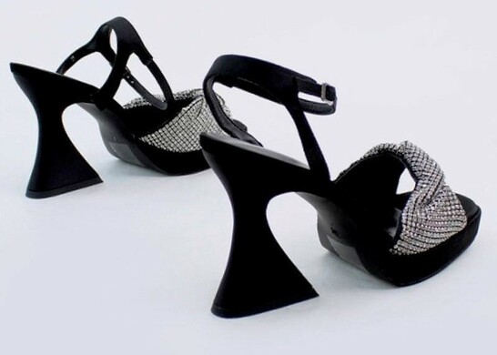 Noa Harmon 009212 / NEGRO