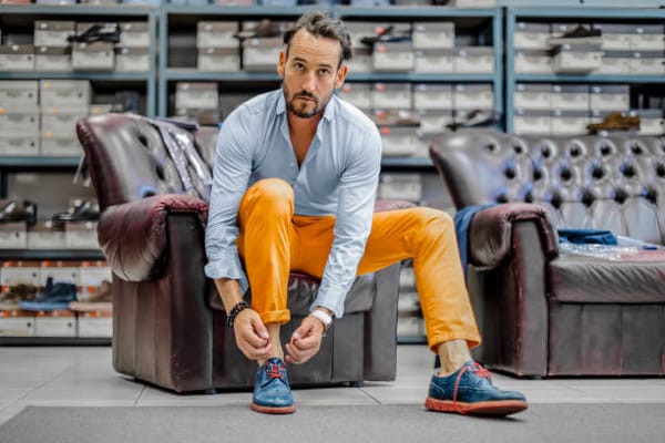 Combinar colores de ropa y zapatos para hombre