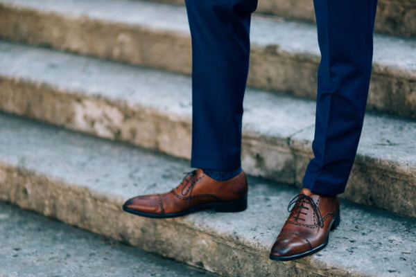 Combinar zapatos marrones hombre