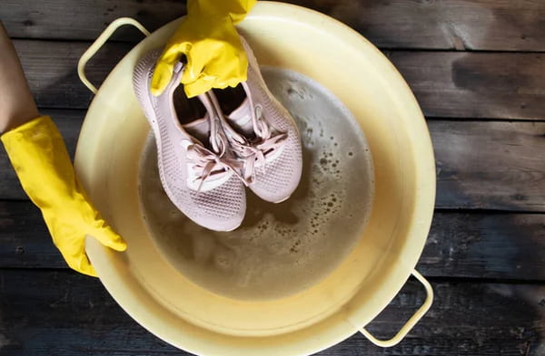 Lavado de zapatillas a mano