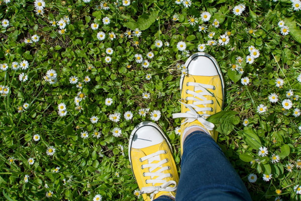 combinar zapatos amarillos de mujer