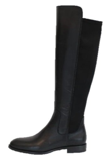 Botas altas hasta la rodilla negras en un look informal