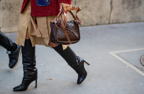 Combina las botas FLZAM negras con vaqueros