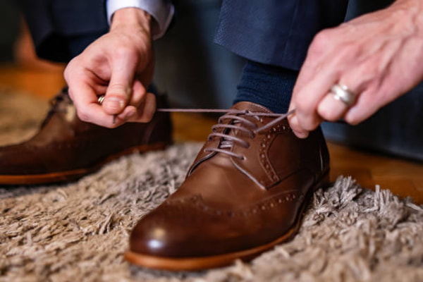 Diferentes estilos de zapatos de vestir marrones