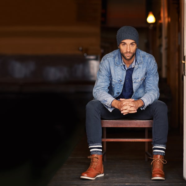 zapatos con una chaqueta de hombre