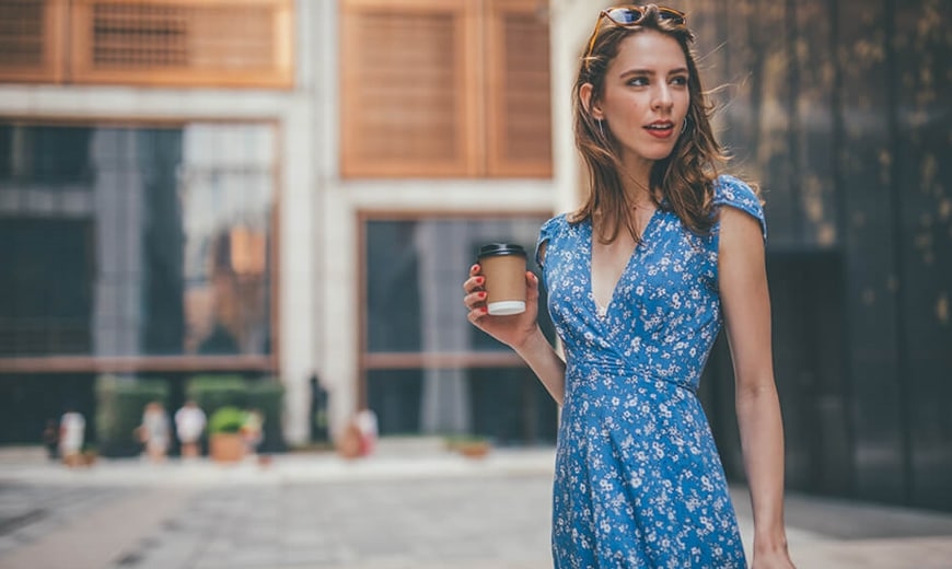 Combinación de zapatos con vestido azul