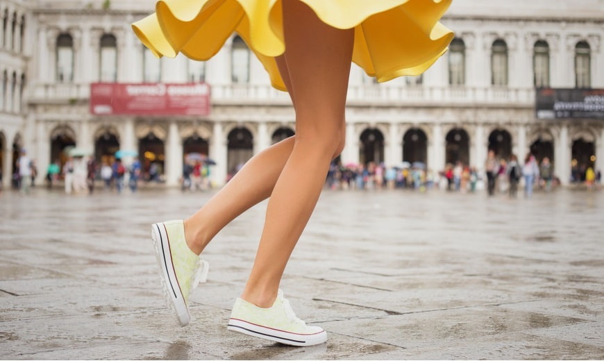 Cómo combinar zapatos amarillos de mujer