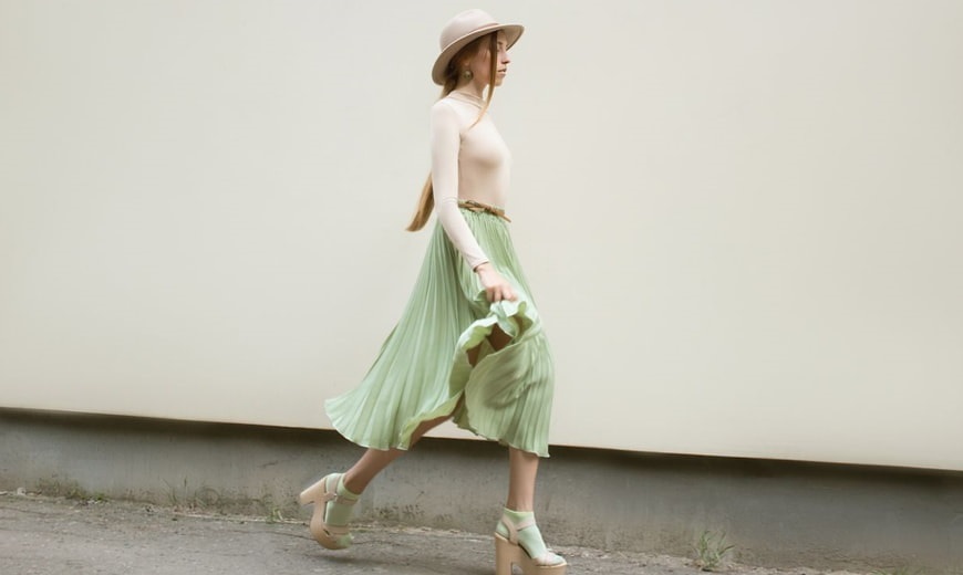 Con qué zapatos combinar una falda plisada